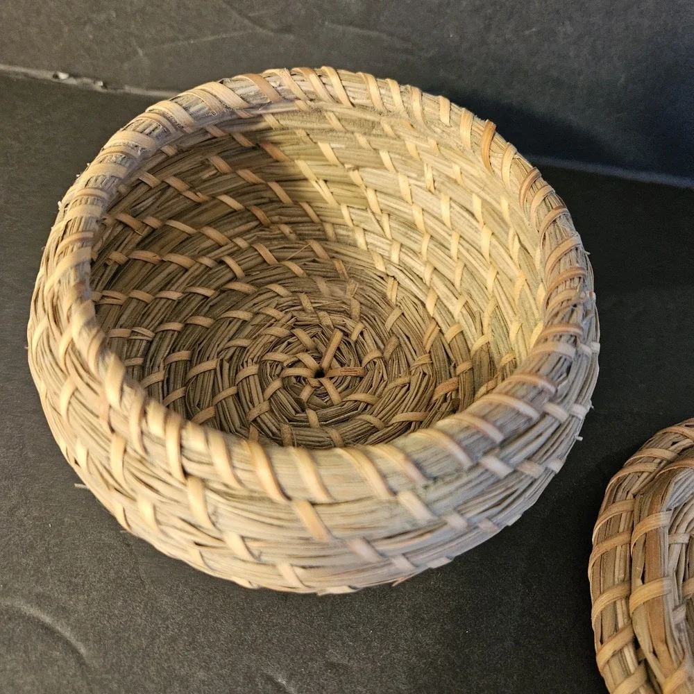 Vintage‎ Small Handwoven Rattan Straw Wicker Basket With Lid Lidded